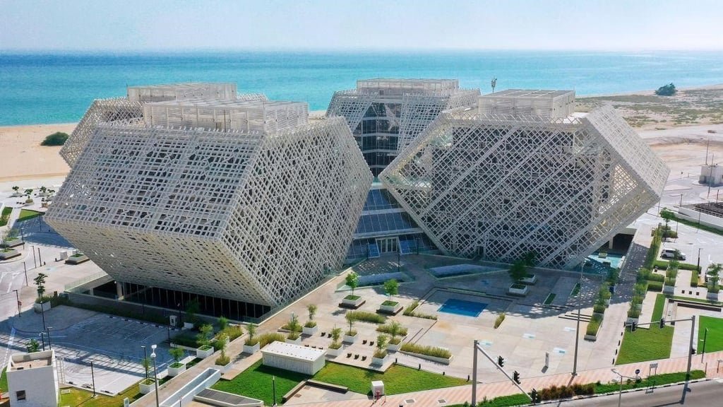 Qatar Free Zones vs Mainland: Costs, Ownership, Office Requirements, and Market Access